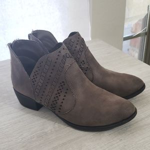 Me Too Size 7 Ankle Boot Bootie Adele